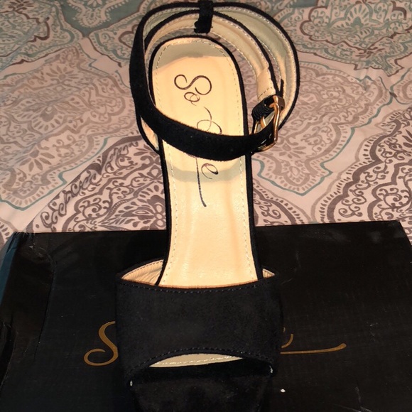 Heels - Picture 3 of 4